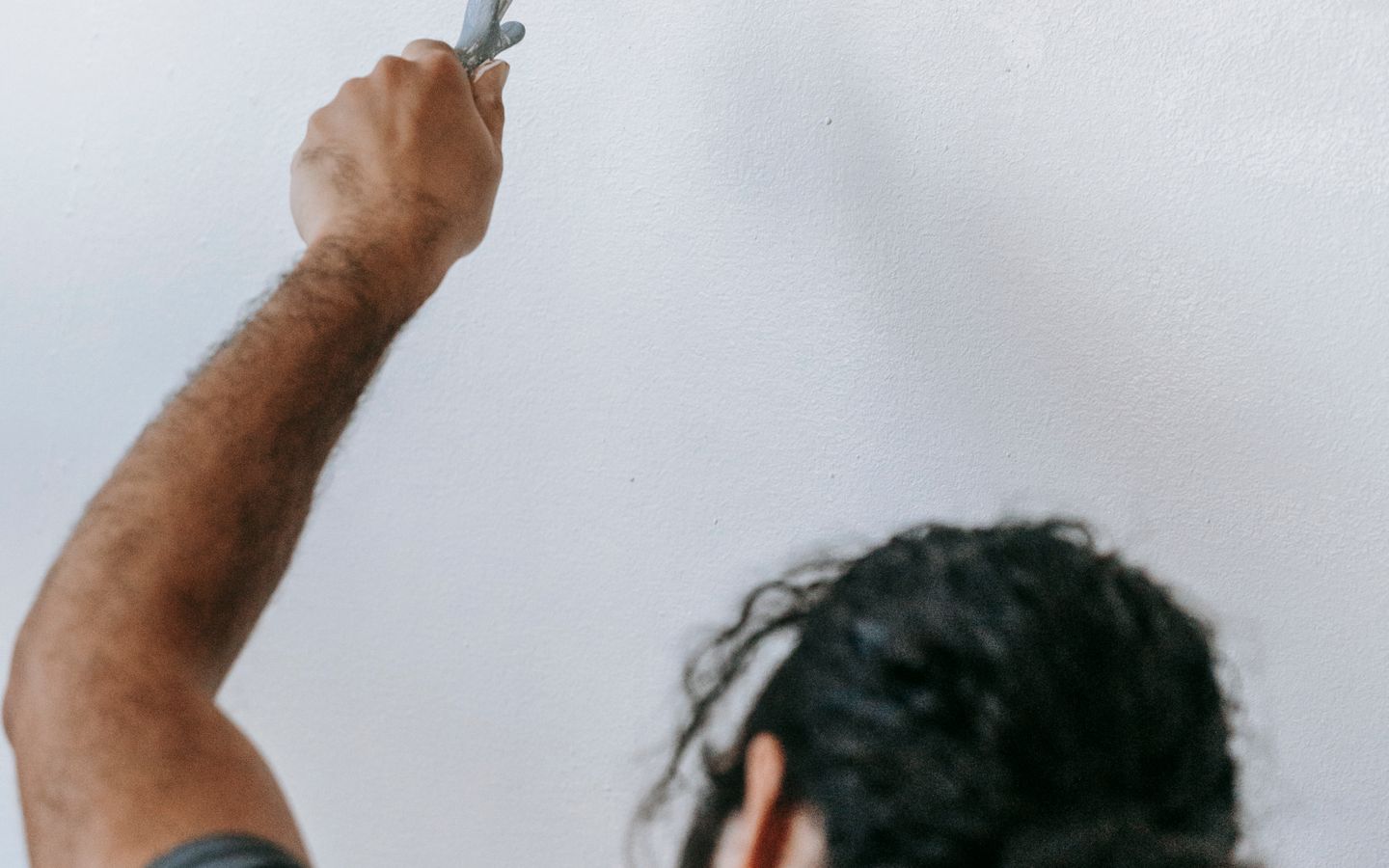 Intérieur rénové illustrant un projet de peinture soigné